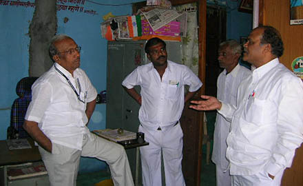 Hon'ble Sharad rao Tasre having discussion with Mr. Pande